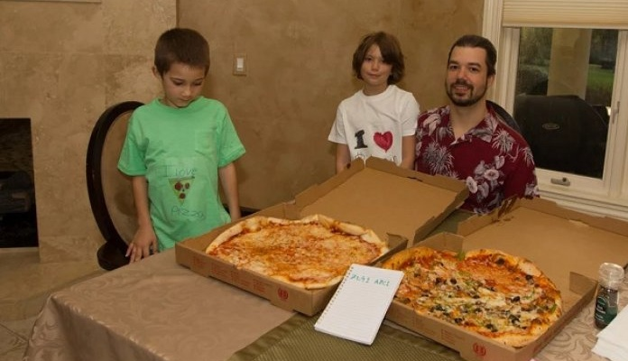 Laszlo Hanyecz with his two pizzas paid for with 10,000 bitcoins.